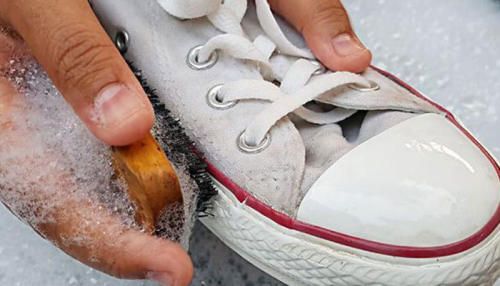 9 mẹo giặt giày trắng tẩy sạch ố vàng cực hiệu quả