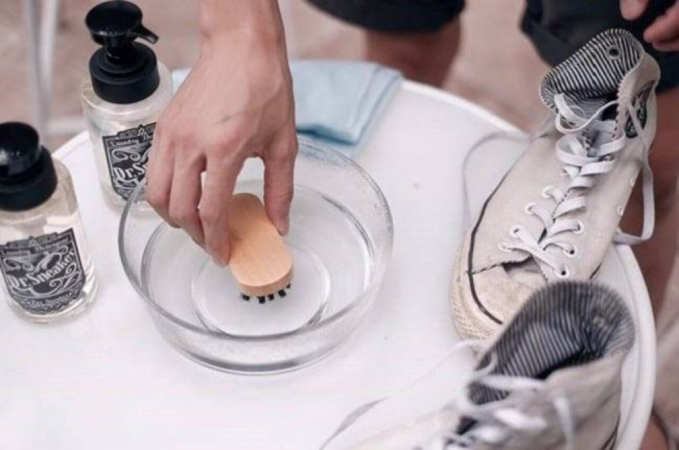 cách giặt giày bằng máy hoặc bằng tay