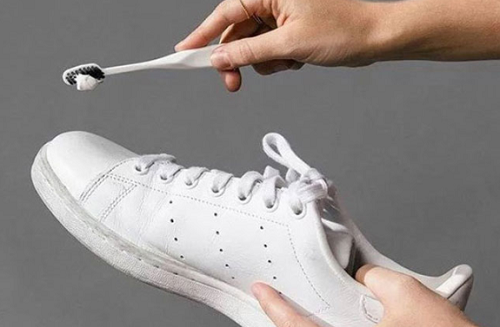 hướng dẫn chi tiết cách giặt giày sneaker màu trắng không bị ố vàng