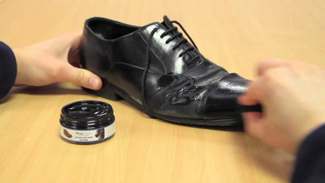 cách phục hồi giày da bị xước hiệu quả ngay tại nhà