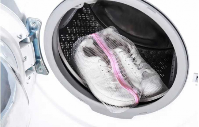 như thế nào là vệ sinh giày sneaker đúng cách bằng máy giặt