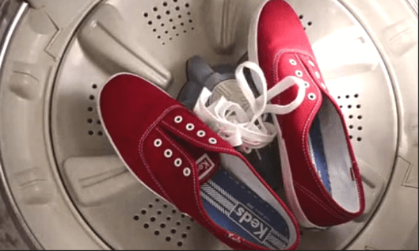 như thế nào là vệ sinh giày sneaker đúng cách bằng máy giặt