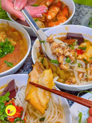 một trong những quán bánh canh ốc đông nhất ở vũng tàu - thu hút không chỉ khách du lịch mà còn là quán guột của dân vũng tàu