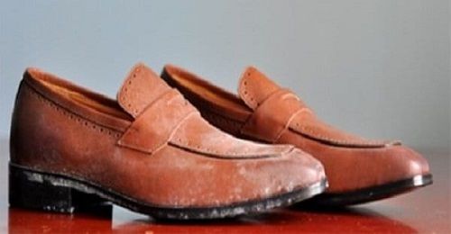 nguyên nhân và cách xử lý giày da bị nứt và bạc màu