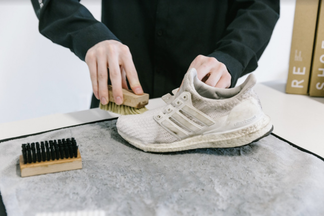 làm thế nào để vệ sinh giày sneaker với các chất liệu khác nhau tại nhà?