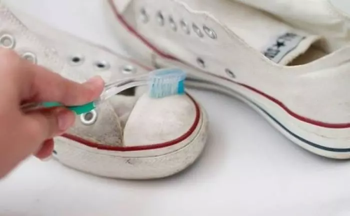 Hướng dẫn cách giặt giày trắng cho 3 loại chất liệu phổ biến