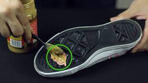 cách loại bỏ bã kẹo cao su dính vào giày một cách dễ dàng