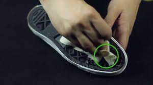 cách loại bỏ bã kẹo cao su dính vào giày một cách dễ dàng