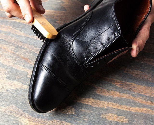 chăm sóc giày da tại nhà: đánh xi giày có thật sự khó?
