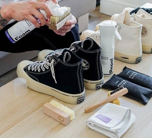 mọi thứ bạn cần để vệ sinh giày sneaker cũ của mình