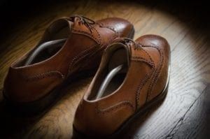 bí kíp vệ sinh, tẩy ố giày & các phụ kiện cần thiết để chăm sóc giày