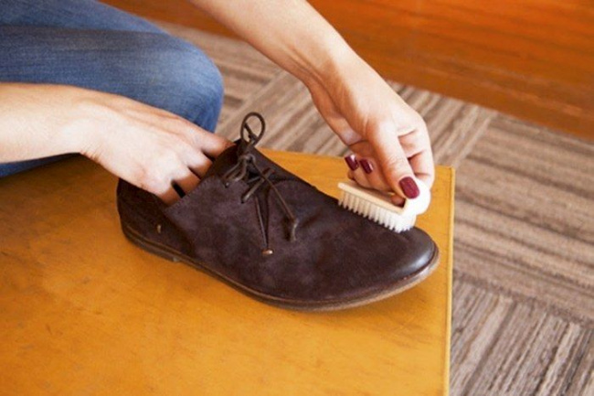 cách clean giày da lộn tại nhà đúng chuẩn