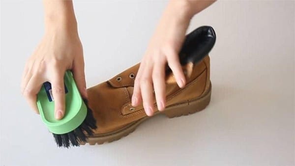 cách clean giày da lộn tại nhà đúng chuẩn