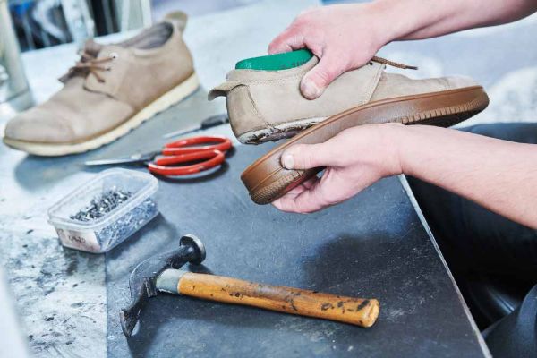 tổng hợp các phương pháp sửa giày cho những hư hỏng ở đế