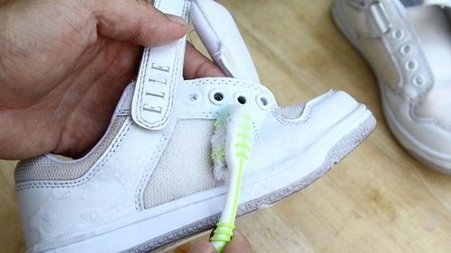 cách vệ sinh giày sneaker trên một số chất liệu và biến chúng trông như mới
