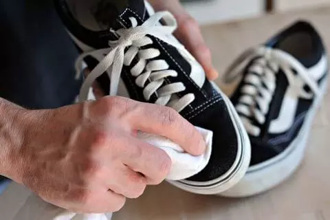 top 3 cách làm sạch giày vải đen hiệu quả đến bất ngờ