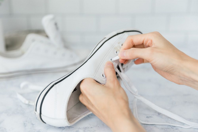 cách giặt dây giày (trắng, màu, da)