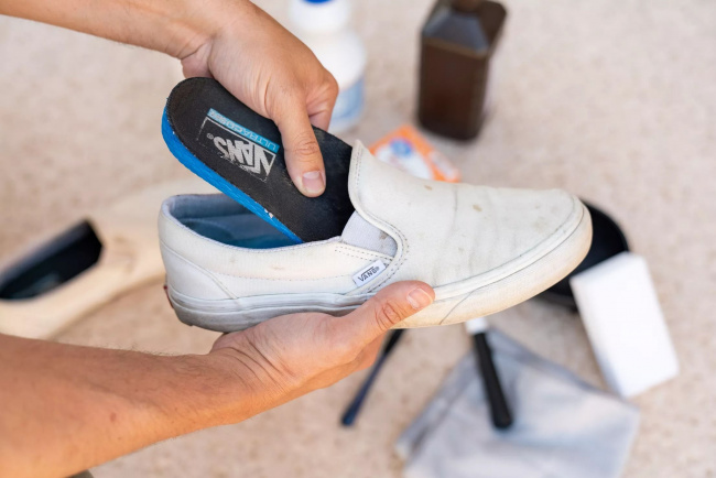 cẩm nang vệ sinh giày vans trắng ngay tại nhà từ a-z cực kỳ đơn giản