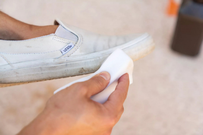 cẩm nang vệ sinh giày vans trắng ngay tại nhà từ a-z cực kỳ đơn giản