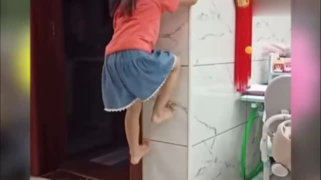 Bé gái trèo tường như người nhện