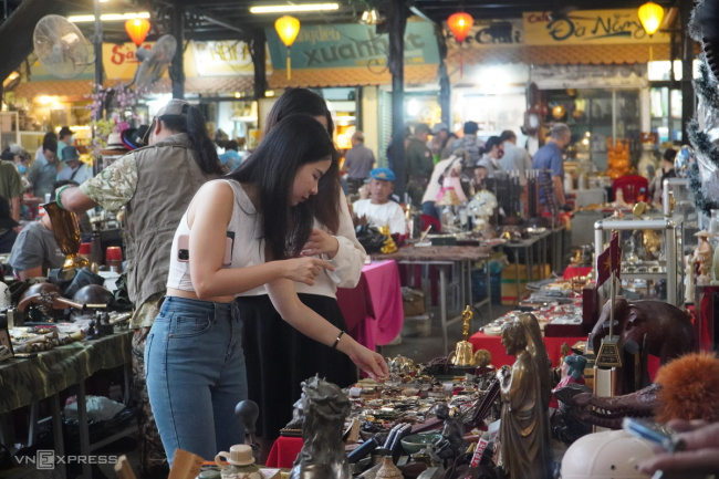 antique market, recall, saigon past and present, style of life, antique market in the heart of saigon