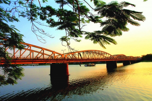 Top 4 Phân tích cảm nhận sông Hương qua bốn chặng đường tìm về thành phố Huế trong 