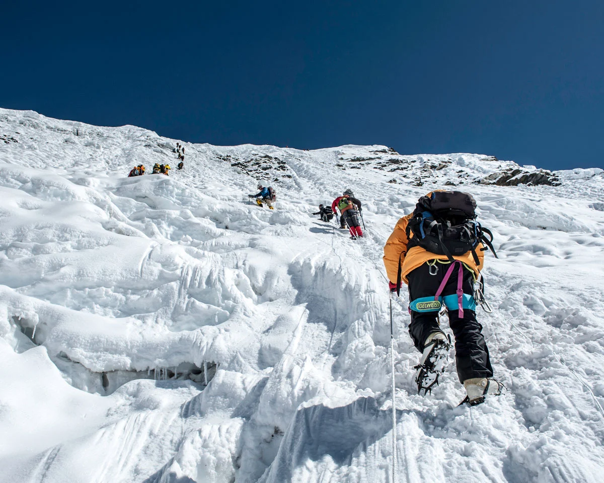 chinh phục đỉnh trời everest ở độ cao 8.848m là hành trình như thế nào?