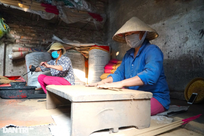 craft village, dong khe village, handmade incense, hoang hoa district, hoang quy commune, thanh hoa province, traditional, the person who keeps the spirit of the village of making incense is more than 300 years old