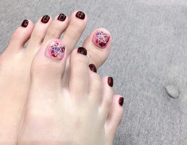 35 mẫu sơn móng chân màu nâu tây xinh xắn giúp nâng tông da