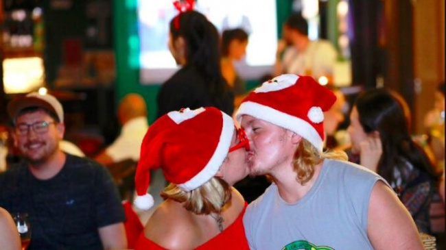 christmas, hoi an, merry christmas, santa claus, western guests, romantic foreign tourists welcome ‘christmas with a difference’ in hoi an ancient town