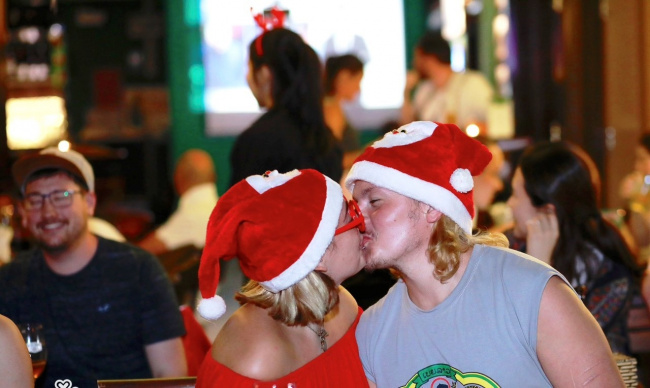 christmas, hoi an, merry christmas, santa claus, western guests, romantic foreign tourists welcome ‘christmas with a difference’ in hoi an ancient town