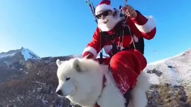 Ông già Noel cưỡi chó bay dù lượn