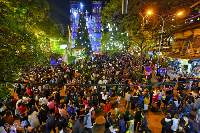 hanoi, hcmc, ho chi minh city, noel - christmas 2021, people in hanoi and ho chi minh city poured into the streets to celebrate christmas