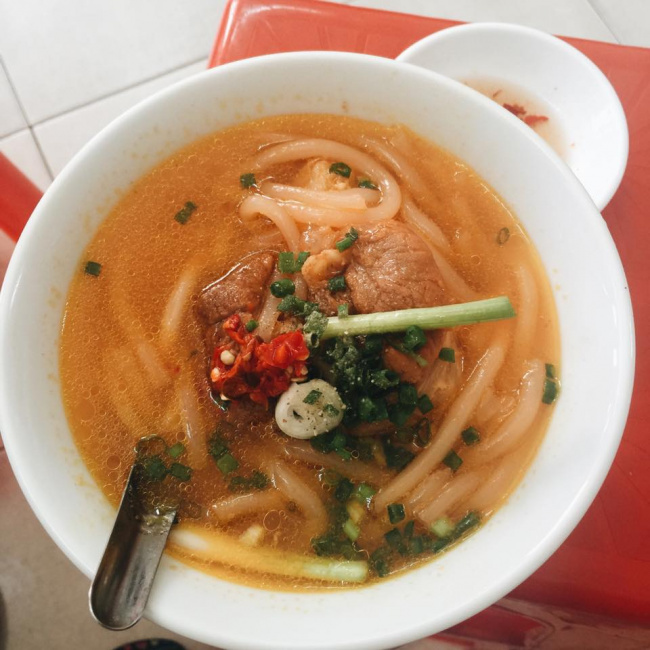 review bánh canh nguyễn phi khanh, bán hết sạch chỉ trong 60 phút