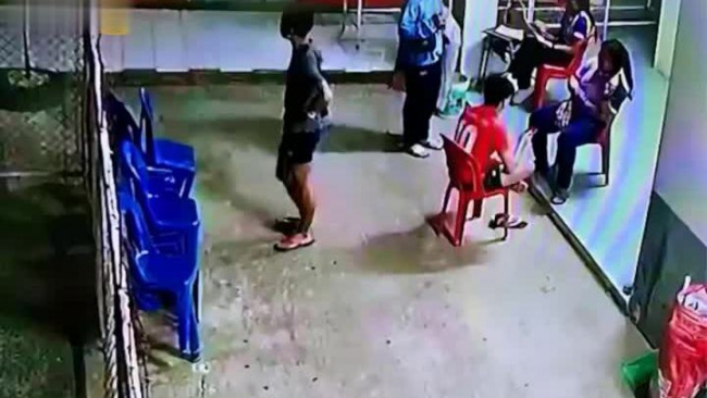 Thanh niên ngã ngửa vì lấy nhầm ghế gãy chân