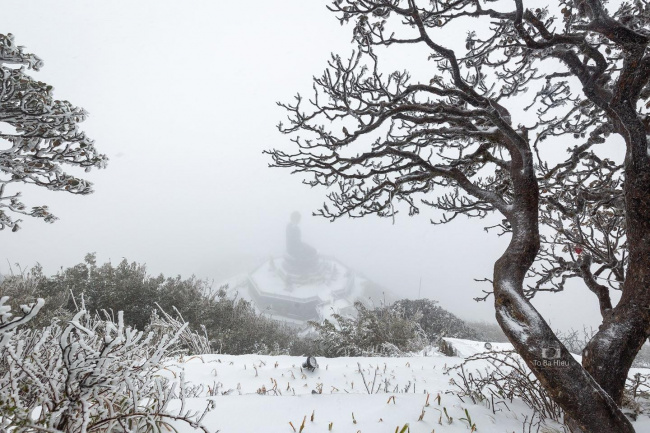 tuyết rơi trên đỉnh fansipan sáng 28/12/2022