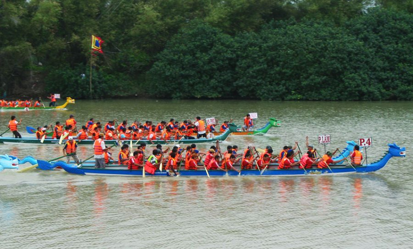 Lễ hội đua thuyền đầm Ô Loan