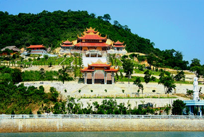 Chùa Cái Bầu - Điểm du lịch tâm linh tại Quảng Ninh