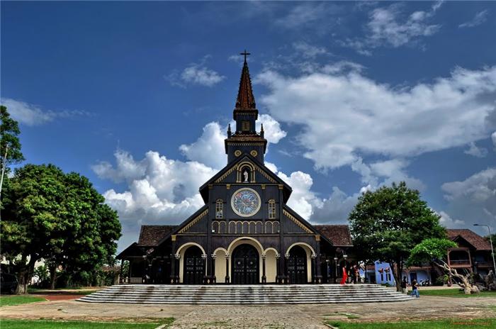 Chiêm ngưỡng vẻ đẹp kiến trúc độc đáo nhà thờ gỗ ở Kon Tum