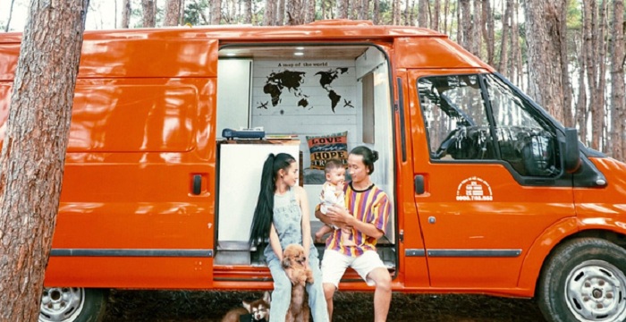 Quá mê xê dịch, đôi vợ chồng trẻ cải tạo ô tô cũ thành xe du lịch đi khắp Việt Nam