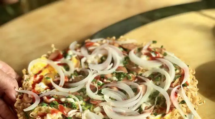 ẩm thực, món ngon, bật mí cách làm pizza từ mì gói độc đáo mùa giãn cách