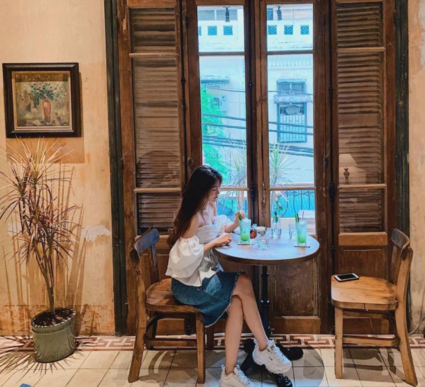 Cafe Ban Công: Ngắm phố cổ Hà Nội qua ban công nhỏ xinh