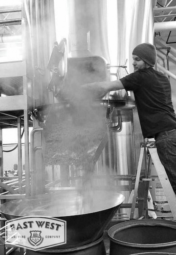 Thử bia tươi 10 vị cực lạ tại xưởng bia thủ công East West Brewing