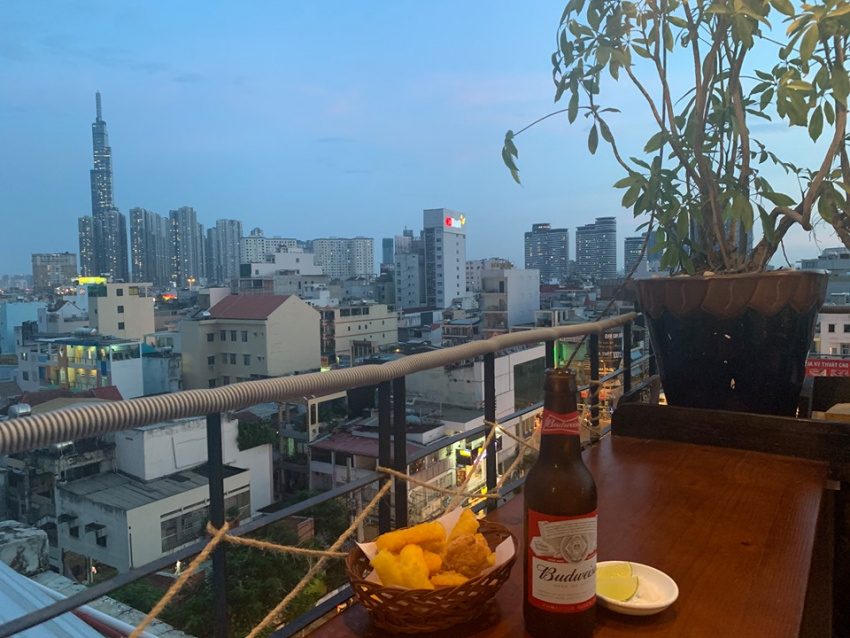Đến Chạng Vạng Rooftop Beer ngắm đêm Sài Gòn từ trên cao
