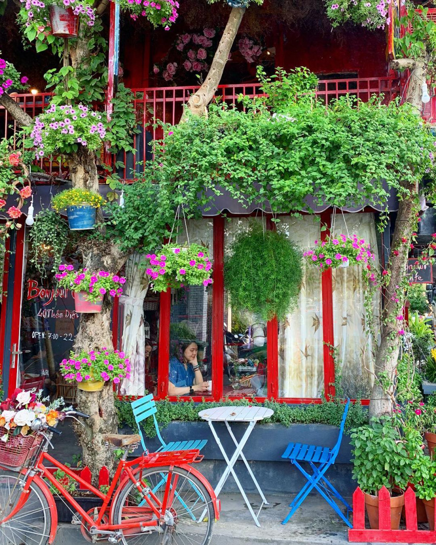 Bonjour Cafe The Art: Lạc vào Paris thu nhỏ lộng lẫy ở Sài Gòn