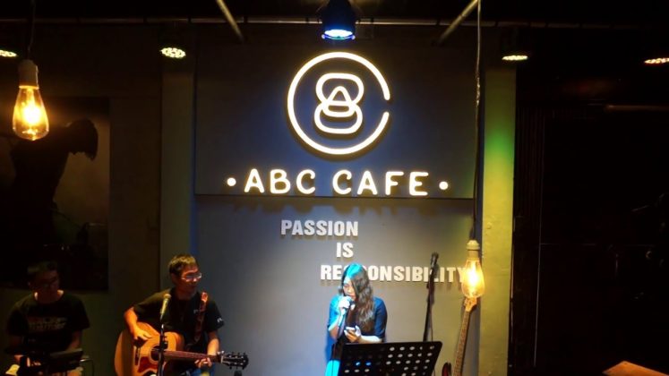 Review ABC Cafe, phòng trà Acoustic Hà Nội không thể bỏ lỡ