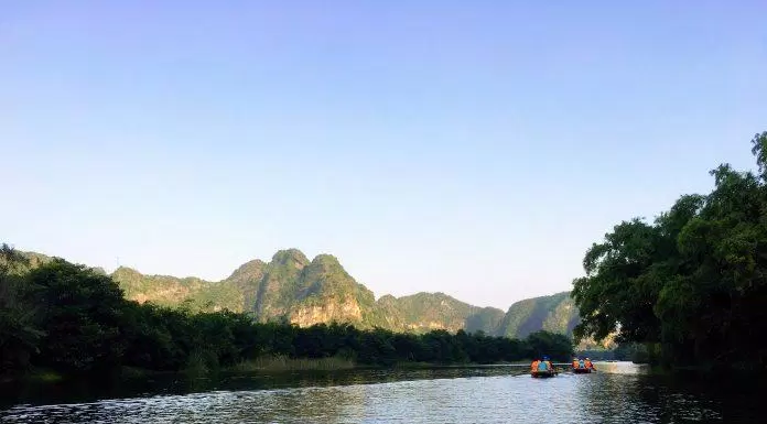 Du lịch Tràng An Ninh Bình: một ngày trên thuyền ngắm nhìn thiên nhiên kỳ vỹ