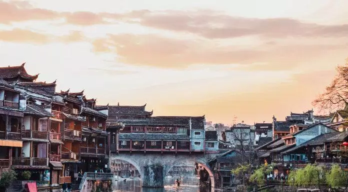 Mê đắm với vẻ đẹp huyền ảo của Phượng Hoàng Cổ Trấn – trấn cổ đẹp nhất Trung Quốc