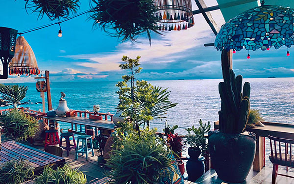 Beach Stop Lounge & Café, view biển ngắm hoàng hôn đầy sắc màu