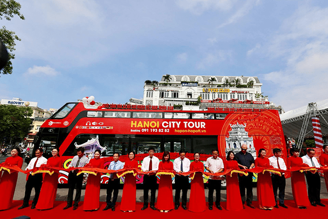 Trải nghiệm “city tour” trên chuyến xe buýt hai tầng mui trần đầu tiên tại Hà Nội